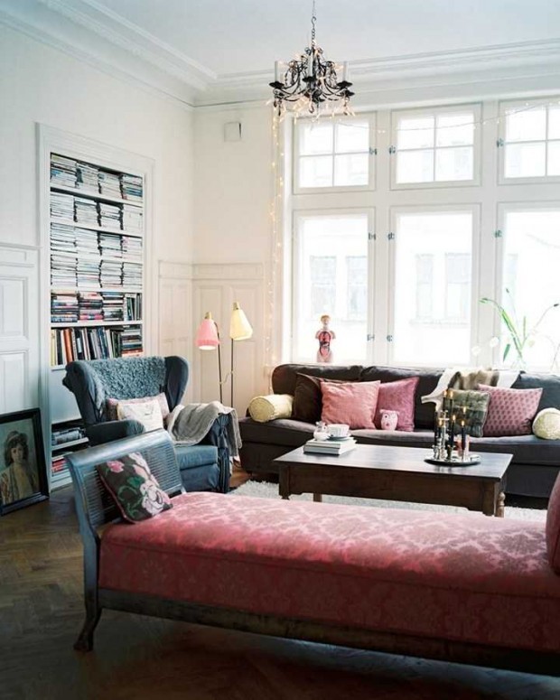 Вінтажні деталі декору Деталі вінтажного інтер'єру: антикварний годинник, свічки та квіткові композиції 2026 на дерев'яній полиці.