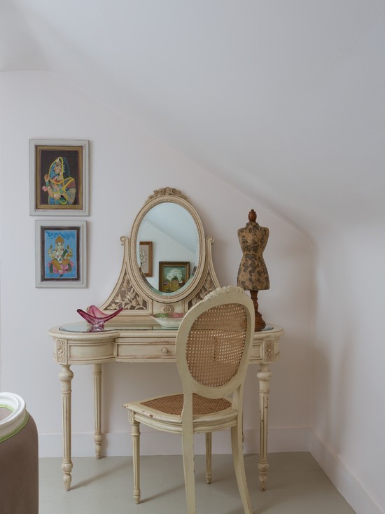 Вінтажний декор вітальні Затишна вітальня у вінтажному стилі з акцентом на м'якому освітленні та текстилі