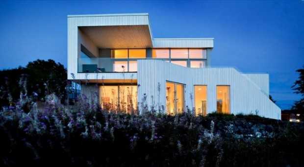 Дерев'яні сходи в інтер'єрі Елементи скандинавського дизайну: дерев'яні сходи в сучасному інтер'єрі вілли