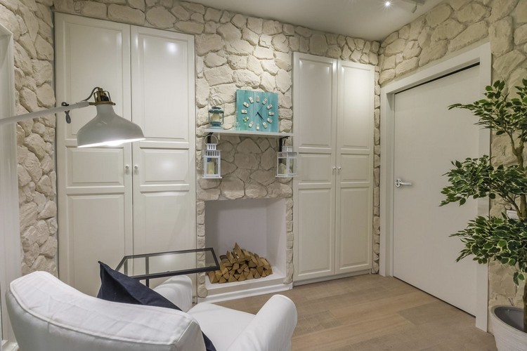 Світло і камінь Світла вітальня з великим вікном та декоративним каменем на стіні