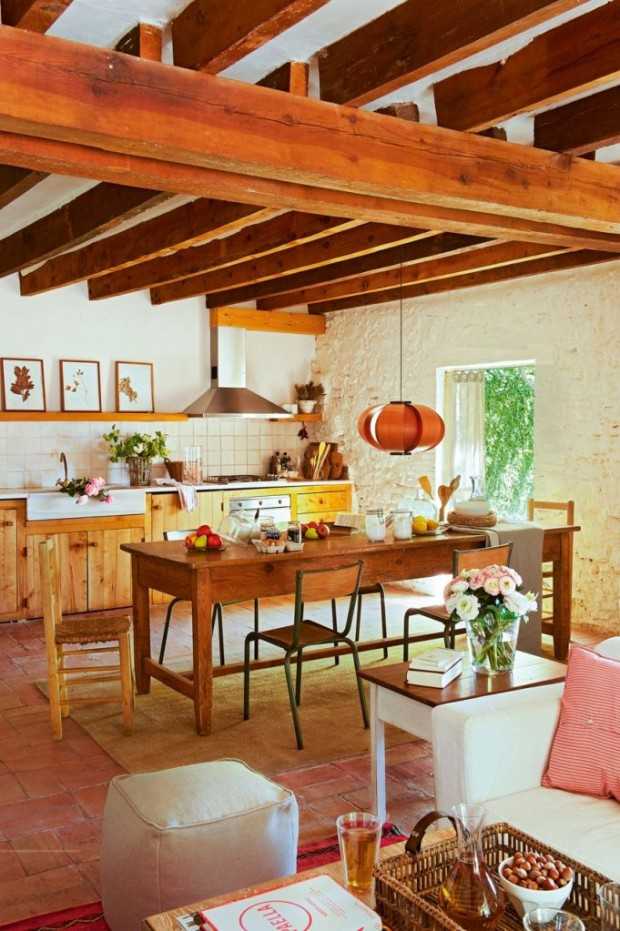 Камін у вітальні Каталонський стиль 2026: інтер'єр вітальні з каміном у відновленому сільському будинку