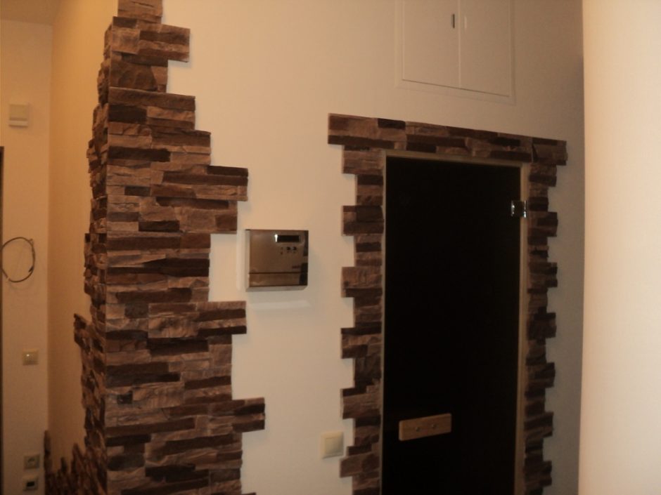 Мінімалізм і цегла Прихожа в стилі мінімалізм з акцентом на текстуру декоративної цегли.