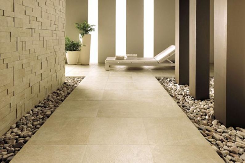 Затишна цегляна стіна Затишна прихожа з цегляними стінами, що створюють унікальну атмосферу.