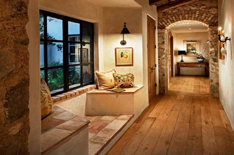 Цегляна стіна в передпокої Сучасний дизайн передпокою з цегляною стіною, що створює затишну атмосферу.