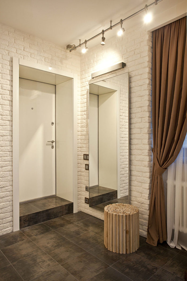 Затишний передпокій з цеглою Дизайн передпокою з цегляними елементами, що надають затишку та стилю.