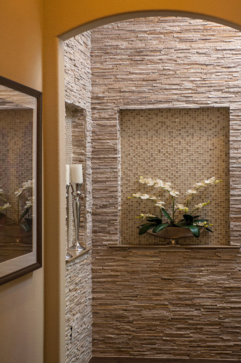 Цегляна стіна в дизайні Прихожа сучасного стилю з елементами дизайну з цегли.