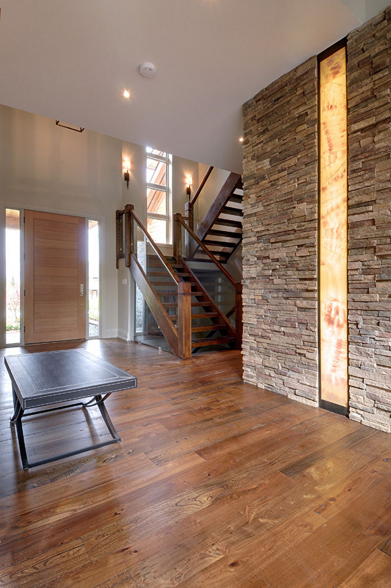 Мінімалізм та цегла Прихожа з мінімалістичним дизайном та цегляною стіною як акцентом.