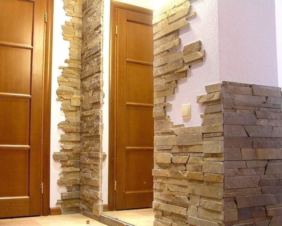 Планування та цегляна стіна Прихожа з функціональним плануванням та декоративною цегляною стіною.