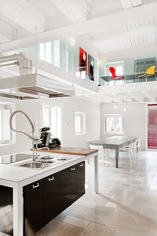 Вітальня: мінімалізм Вітальня в італійській віллі 2026: дизайн інтер'єру в стилі мінімалізм.