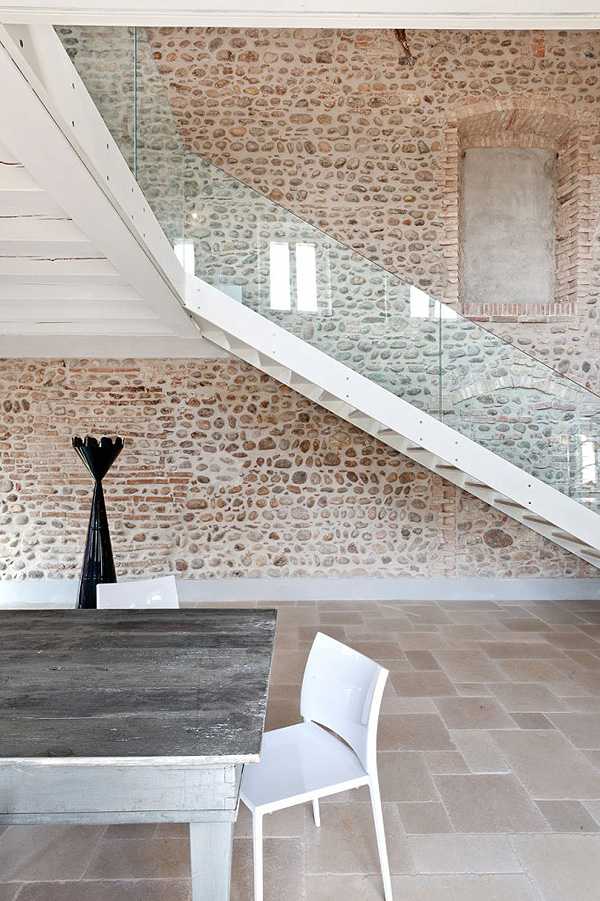 Спальня: спокій та затишок Спальня в італійській віллі 2026: дизайн інтер'єру з елементами мінімалізму та італійського стилю.