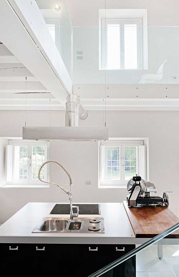 Мінімалізм та італійський стиль Італійська вілла 2026: світлий інтер'єр з елементами мінімалізму та великими скляними вікнами.