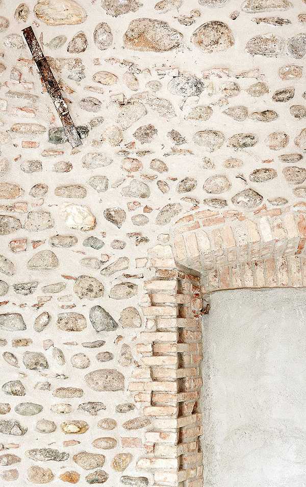 Скляні конструкції в дизайні Італійська вілла 2026: сучасна архітектура з використанням скляних панелей та мінімалістичним дизайном інтер'єру.