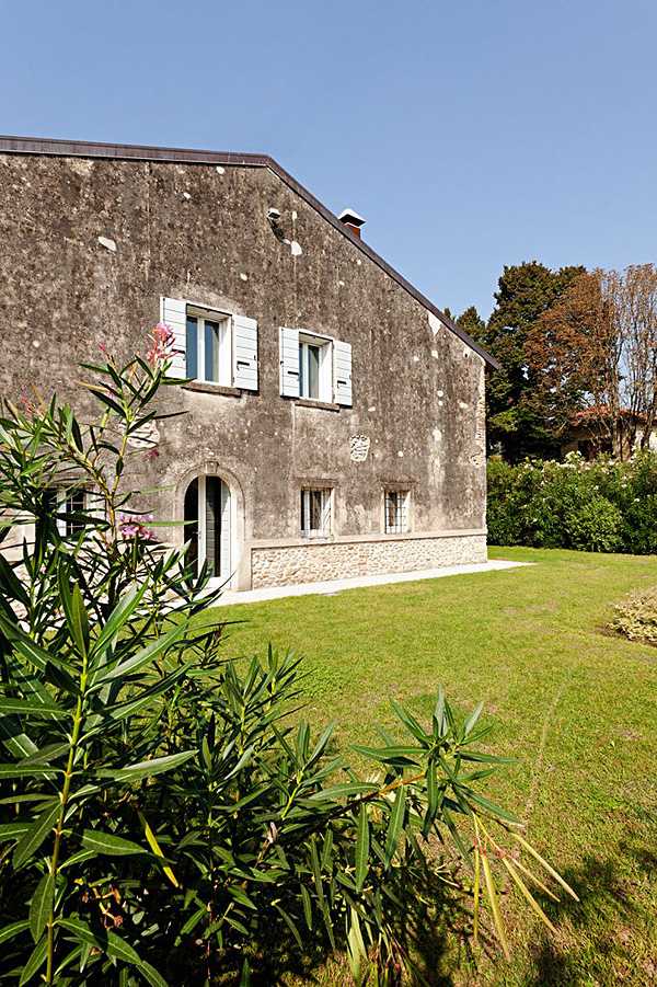 Італійський шик 2026 Дизайн інтер'єру італійської вілли 2026: поєднання мінімалізму, світлих тонів та італійського стилю.