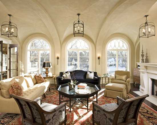 Вітальня в італійському стилі Світла простора вітальня в італійському стилі з високою стелею та елегантними меблями.