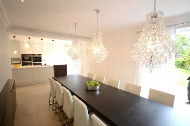 Квітковий розпис на склі Вишукані скляні вироби з квітковим розписом в сучасному інтер'єрі, що створюють затишок.