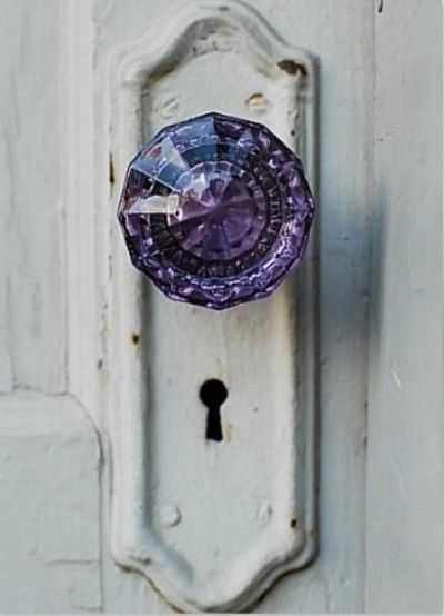 Декор з кришталю Витончені кришталеві вироби, що використовуються як елементи декору в мінімалістичному інтер'єрі.