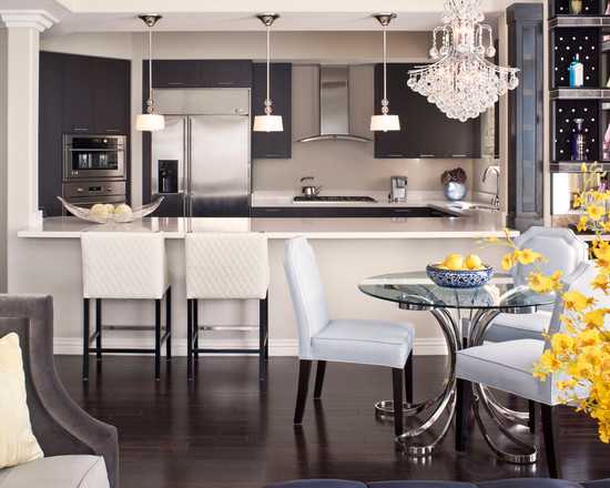 Кришталь на кухні Кришталеві люстри та вази в перехідній кухні, елегантний мінімалістичний інтер'єр 2026