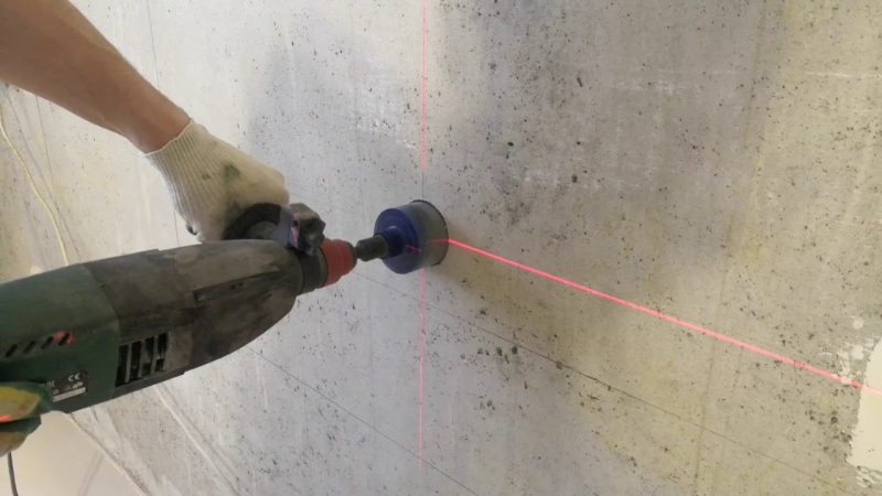 Точна розмітка Розмітка місця для встановлення підрозетника на стіні за допомогою лазерного нівеліра.