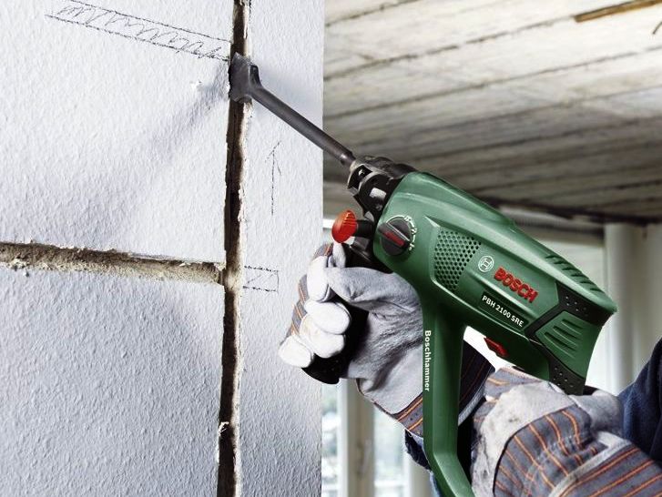 Підготовка до монтажу Підготовлені штроби та отвори під підрозетники в бетонній стіні до монтажу