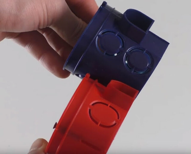 Глибина підрозетника Порівняння звичайного (ліворуч) та глибокого (праворуч) підрозетників для розеток.