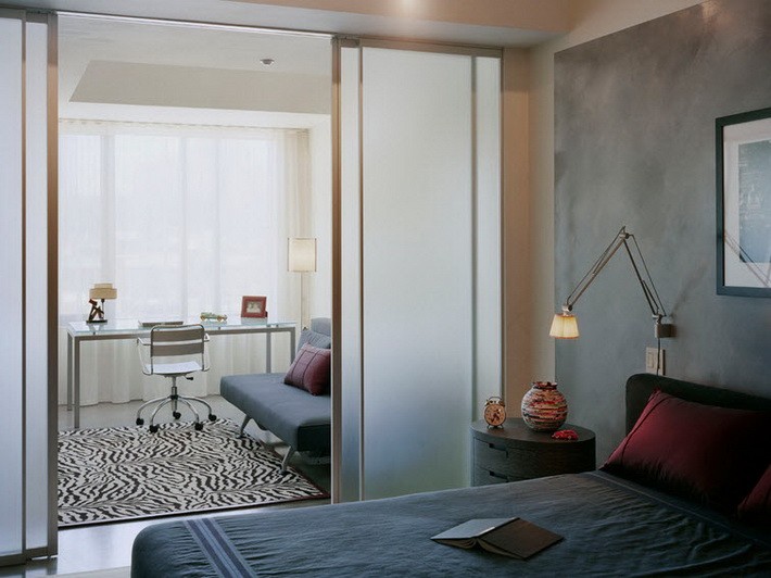 Світлий інтер'єр Інтер'єр маленької двокімнатної квартири, створеної з однокімнатної, з використанням світлих тонів.