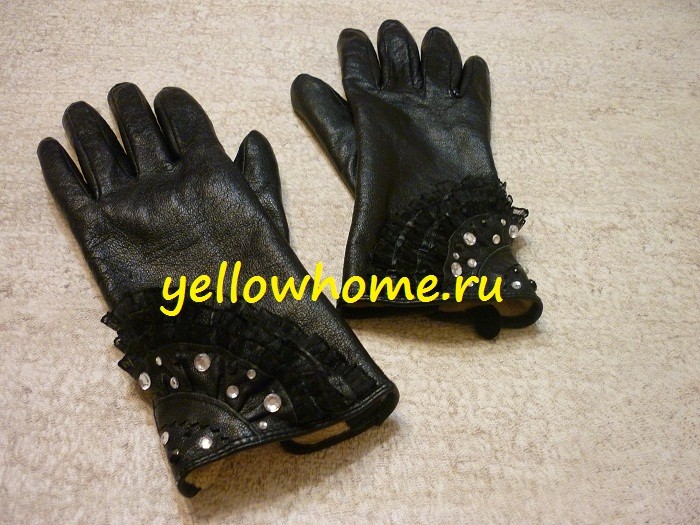 Рукавички з заклепками Стильні шкіряні рукавички з металевими заклепками та шипами: сучасний дизайн.