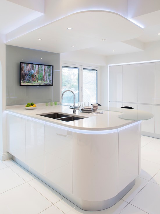 Біла кухня Монохромний білий дизайн кухні, що робить її світлішою та просторішою.