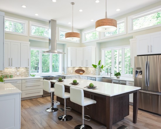 Багато світла Кухня з великою кількістю вікон, що забезпечує максимальне природне освітлення.