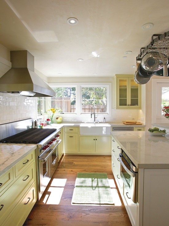 Жовтий акцент Інтер'єр світлої кухні з поєднанням білого і жовтого кольорів.