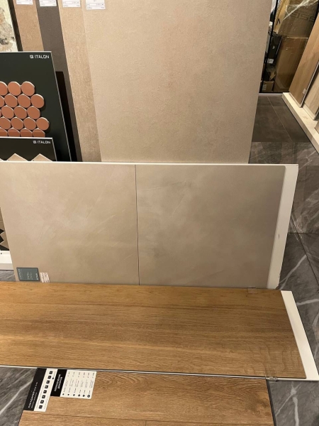 Пошук матеріалів Дизайнер інтер'єру вибирає матеріали для проєкту в каталогах та шоурумах.