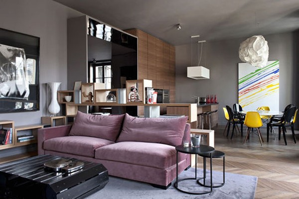 Зонування диваном Вітальня з диваном, зонування простору, сучасний дизайн 2026, оформлення стіни над диваном