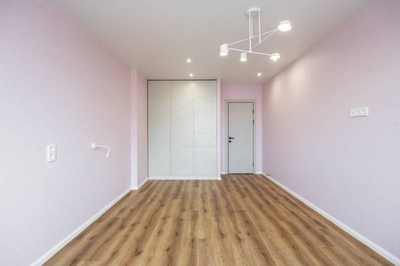 Вимірювання стіни рулеткою Людина вимірює стіну рулеткою, розрахунок площі кімнати для ремонту