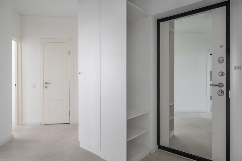 Дзеркало у передпокої Велике дзеркало на вхідних дверях візуально подовжує передпокій. Дзеркала в інтер'єрі 2026.