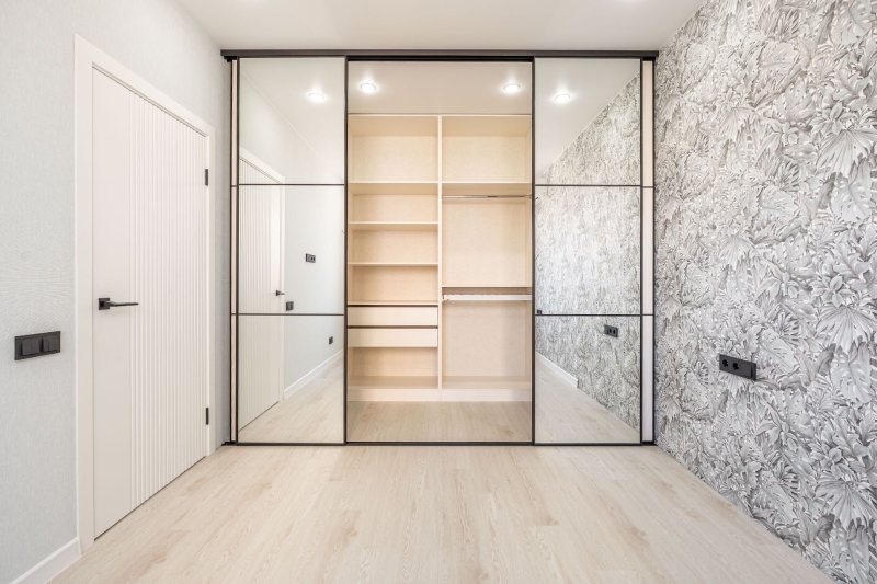 Дзеркальна шафа: простір Шафа-купе з дзеркальними фасадами візуально розширює простір кімнати. Дизайн малих квартир.
