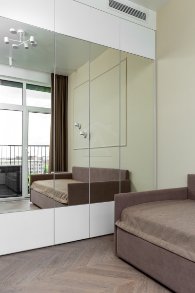 Увага: перевантаженість дзеркал Перевантажений простір у відображенні дзеркала. Неправильне використання дзеркал в інтер'єрі.