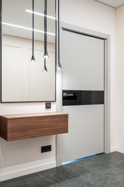 Відбите світло: дзеркала Два підвісні світильники елегантно відбиваються у великому дзеркалі, освітлення дзеркалами 2026.