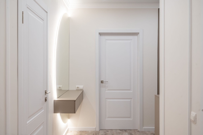 Дзеркало збоку: елегантність Велике дзеркало в рамі збоку від дверей у передпокої. Дзеркала в інтер'єрі 2026.