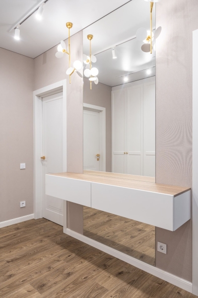 Дзеркало: більше простору Сучасне дзеркало в інтер'єрі вітальні, що візуально збільшує простір. Дизайн малих квартир 2026.