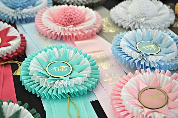 Творення листівки Етап виготовлення об'ємної листівки своїми руками з використанням паперу та клейких елементів.