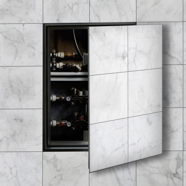 Доступ до комунікацій Відкритий прихований люк під плитку у ванній кімнаті демонструє доступ до труб