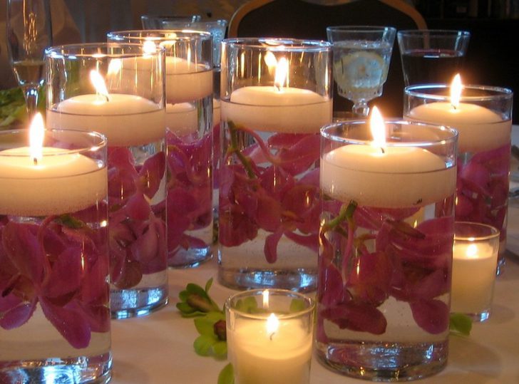 Пелюстки кохання Ідеї декору для романтичного вечора: червоні пелюстки розкидані на ліжку.