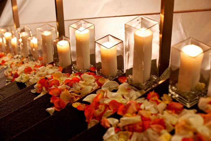 Вечеря на двох Організація романтичного вечора: стіл сервірований для двох з келихами вина.