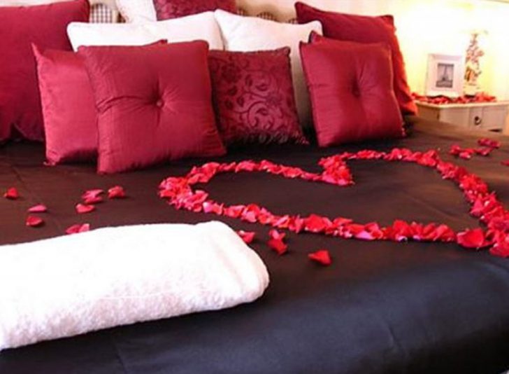 Затишок та комфорт Створення романтичної атмосфери: м'які подушки, ковдра та приглушене освітлення в спальні.