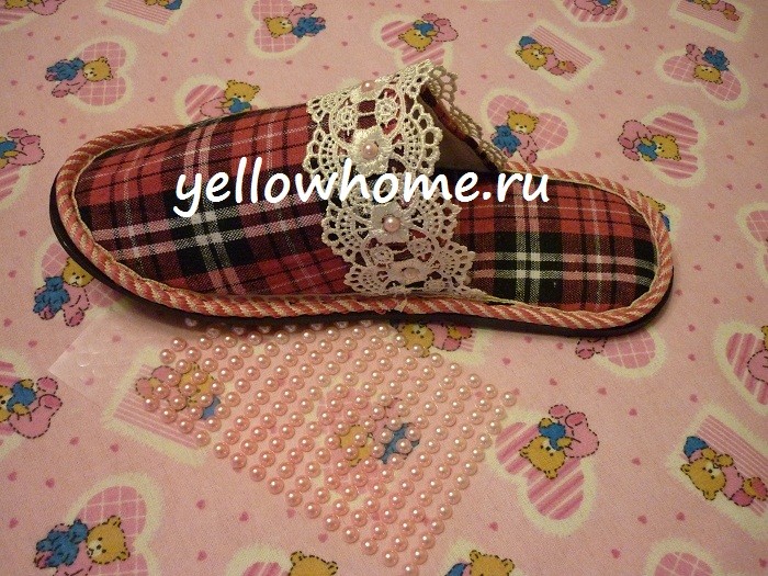 Пухнасті тапочки з помпонами Як прикрасити тапочки своїми руками: ідея з використанням помпонів та хутра