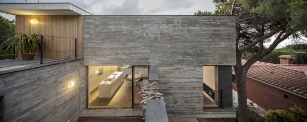 Вид, що зачаровує Панорамний вид з вікон будинку, розташованого на крутому схилі, 2026