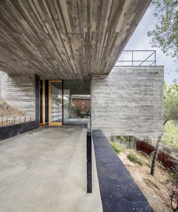 Інтер'єр з видом Сучасний інтер'єр будинку на схилі: світлі тони та функціональний дизайн 2026