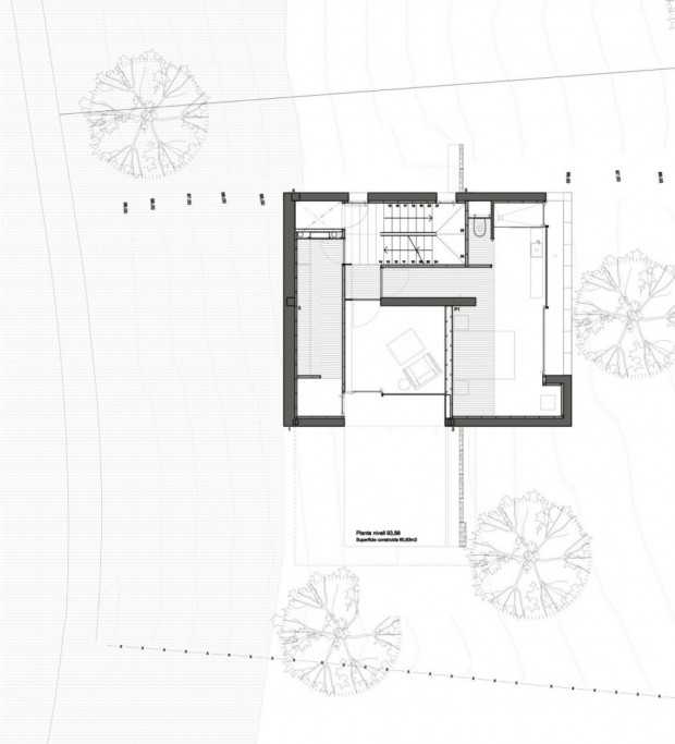 Затишний інтер'єр будинку Сучасний інтер'єр будинку на схилі, що гармонійно поєднується з навколишнім ландшафтом