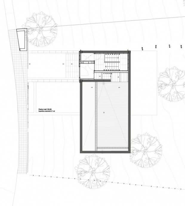 Сходи всередині будинку Сходи в сучасному будинку на схилі, що з'єднують різні рівні простору