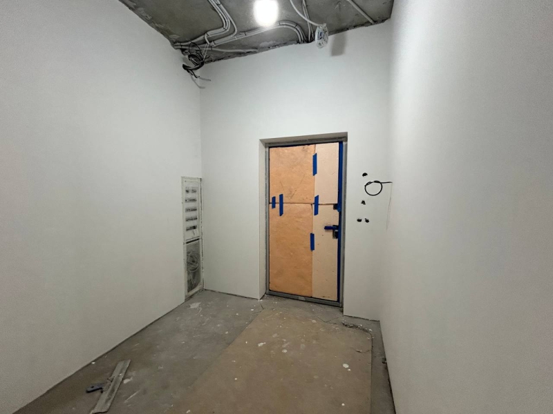 Двері під захистом Захист вхідних дверей плівкою з обох сторін під час підготовки до ремонту 2026.