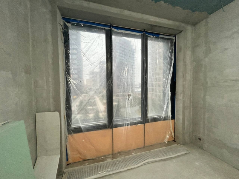 Вікна в безпеці Надійний захист вікон плівкою та пінопластом під час підготовки до ремонту 2026.